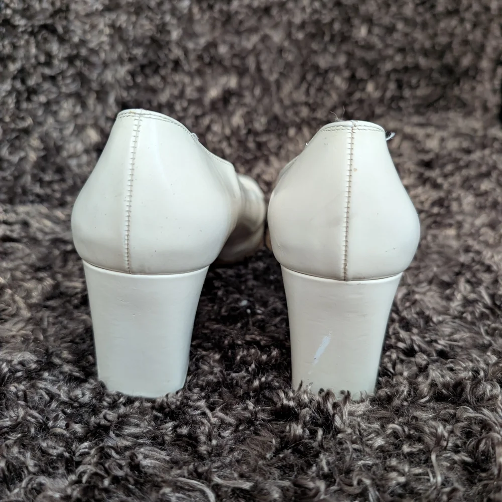 Salvatore Ferragamo Women's Beige Leather Pumps - Picture 3 of 9